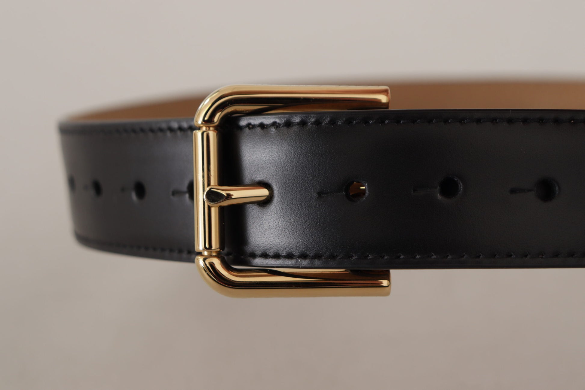 Elegant Leather Belt with Logo Buckle